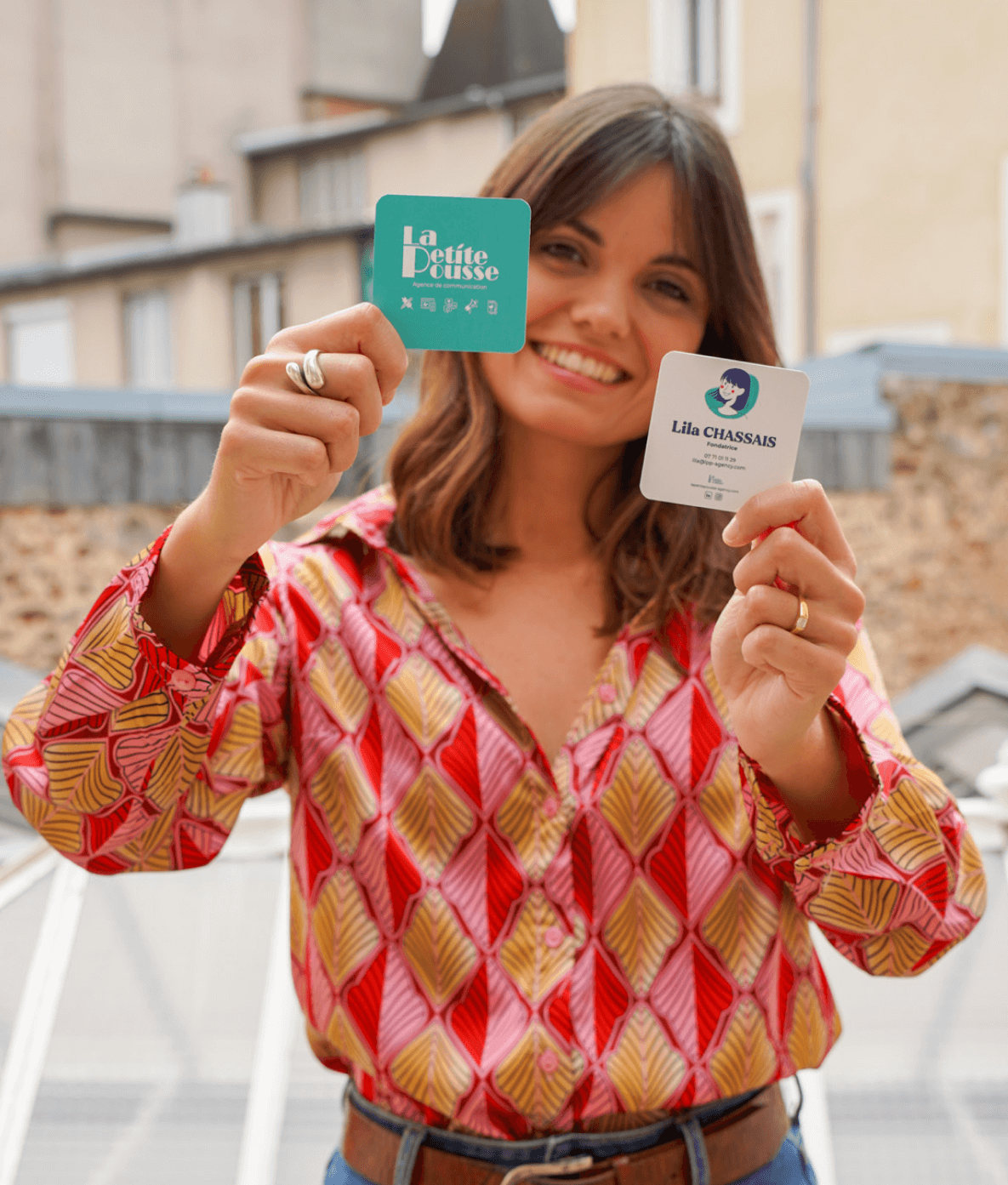 Un professionnel échange une carte de visite conçue par La Petite Pousse, illustrant l’importance d’un support de communication impactant pour développer son réseau.