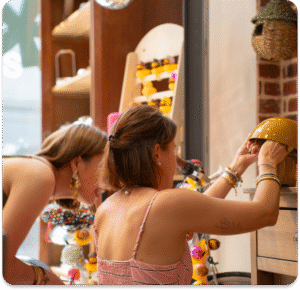 Le Boudoir de Lily est une bijouterie fantaisie au Passage du Commerce au Mans, elle propose des bracelets, colliers et boucles d’oreilles présentés sur un décor attrayant.